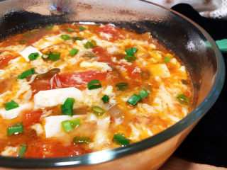 番茄豆腐汤➕番茄榨菜豆腐鸡蛋汤,这道番茄豆腐汤，做法简单，汤汁酸爽开胃，营养丰富，喜欢的小伙伴们一起来试试吧😄