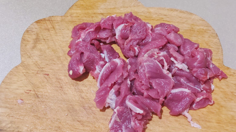 凤尾菇鲜肉汤,把瘦肉改刀切成薄片