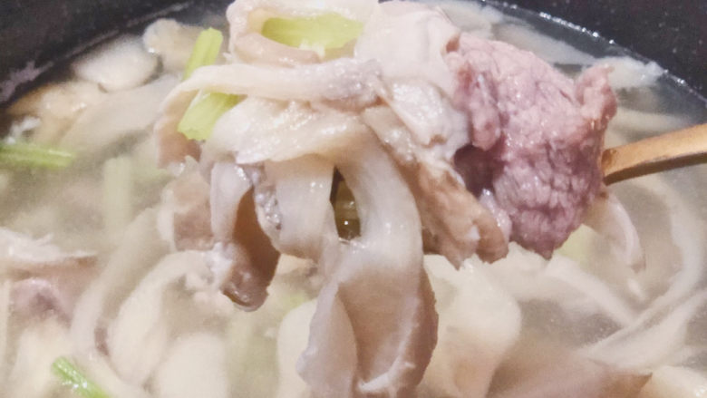 凤尾菇鲜肉汤,味道鲜美的凤尾菇瘦肉汤就做好了