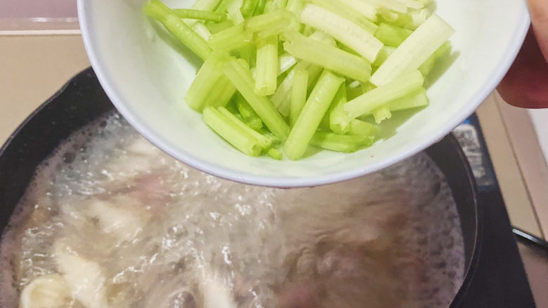 凤尾菇鲜肉汤,起锅前倒入芹菜段