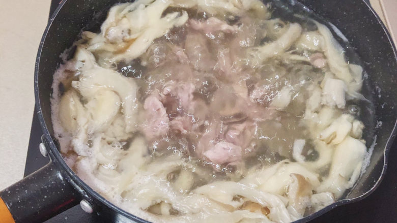 凤尾菇鲜肉汤,再次煮到沸腾