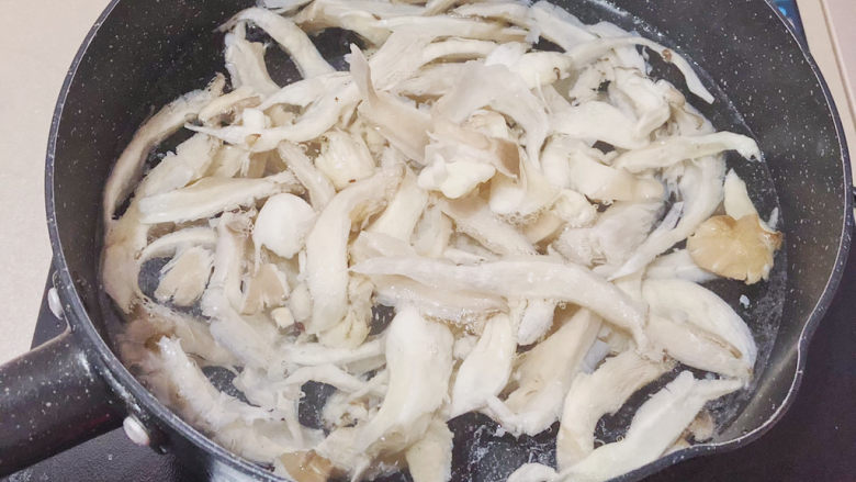 凤尾菇鲜肉汤,水开后放入凤尾菇再次煮沸