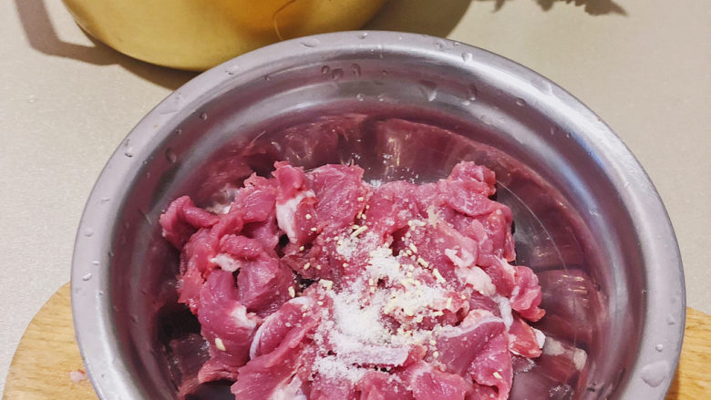 凤尾菇鲜肉汤,加入适量的盐和鸡精抓拌均匀