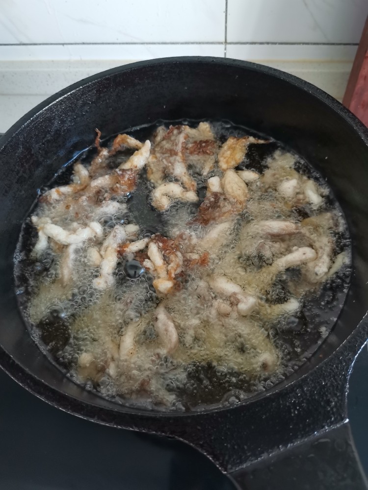 椒盐炸双菇,下入蘑菇