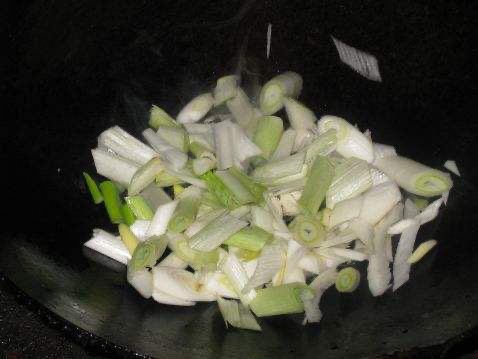 小葱炒鸡蛋,加入大葱或者小葱开始炒，炒至断生。