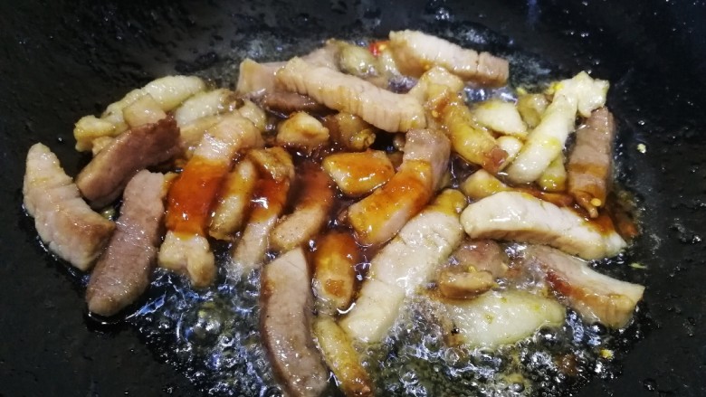 油豆腐烧肉,文火翻炒均匀。