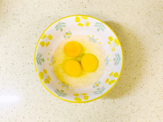 芹菜叶炒鸡蛋,鸡蛋打散