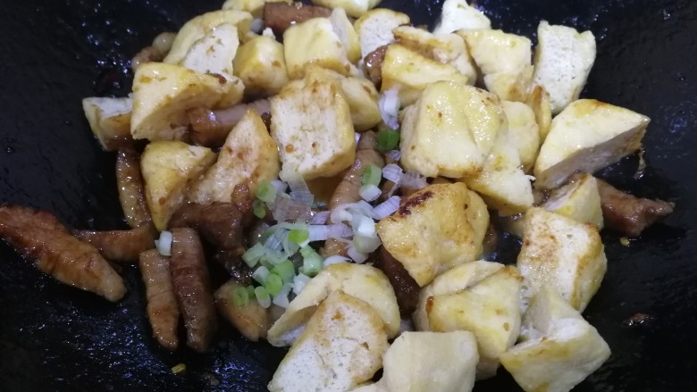 油豆腐烧肉,放入葱白和油豆腐，文火翻炒均匀。