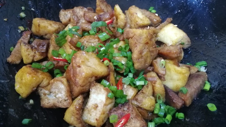 油豆腐烧肉,加葱花和剩下的小米辣，翻炒均匀即可。