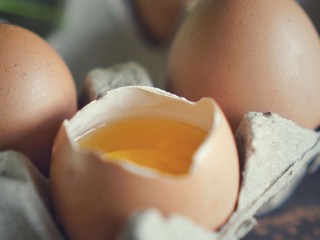 日式厚蛋烧，早餐爱上鸡蛋,2.准备鸡蛋，小葱。