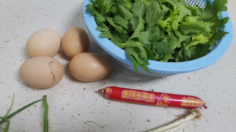 芹菜叶炒鸡蛋,准备食材备用