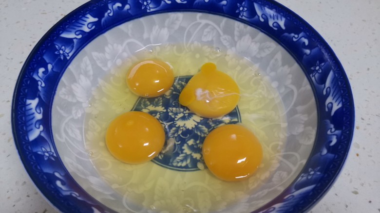 芹菜叶炒鸡蛋,鸡蛋打入碗里