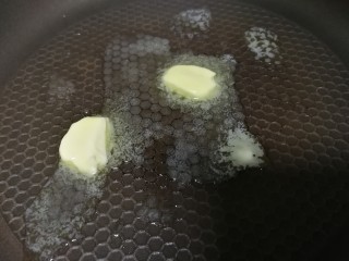 奶枣,黄油放入平底锅，最小火融化。