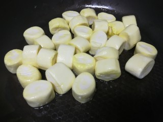 奶枣,放入棉花糖，最小火翻炒。