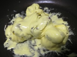 奶枣,小火快速翻拌均匀，让棉花糖包裹上红枣。