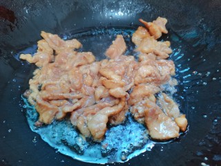 油豆腐烧肉,肉片下锅翻炒至变色