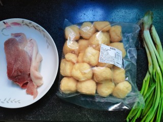 油豆腐烧肉,食材准备好：猪肉，油豆腐，葱