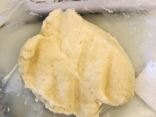 纸杯蛋糕🧁,筛入低筋面粉，搅拌至无干粉