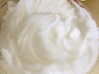 纸杯蛋糕🧁,打发蛋清，将白砂糖分三次加入蛋清中，打发成小尖钩状态。