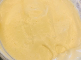 纸杯蛋糕🧁,取一部分蛋白霜加入蛋黄糊中翻拌均匀，再倒回剩余的蛋白霜中上下翻拌均匀。
