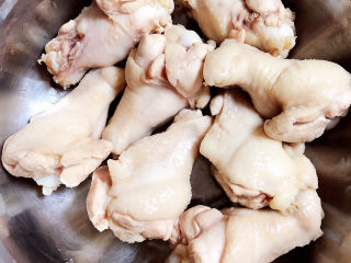 油豆腐烧肉,鸡翅根捞出洗净待用。