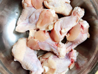油豆腐烧肉,准备好鸡翅根。