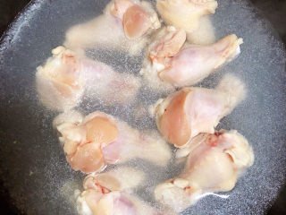油豆腐烧肉,锅中烧开水，焯一下鸡翅根。