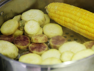 奶酪饼,番薯去皮切厚片和玉米蒸熟；