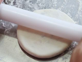 奶酪饼,用刮板直接压扁或擀面杖擀成饼；