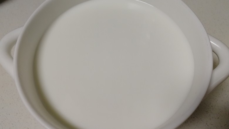 手工酸奶,牛奶倒入大碗里。