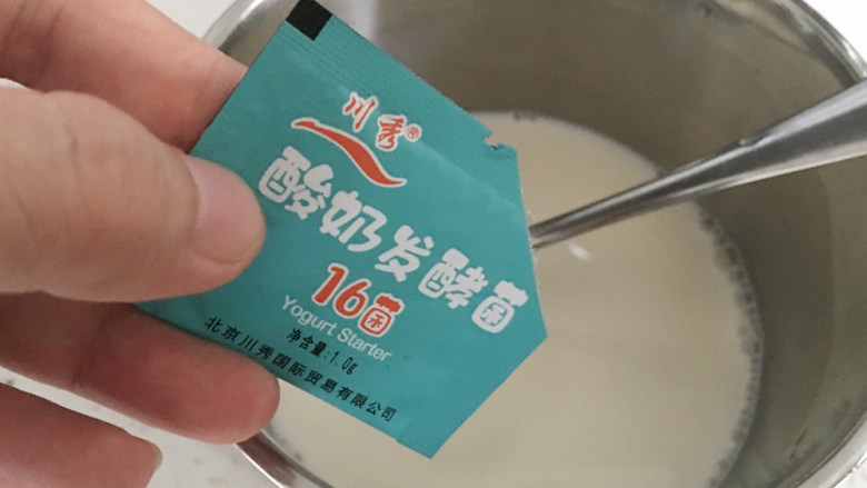 手工酸奶（香草奶油炼奶风味，比市售好吃）,加入菌粉搅拌均匀；