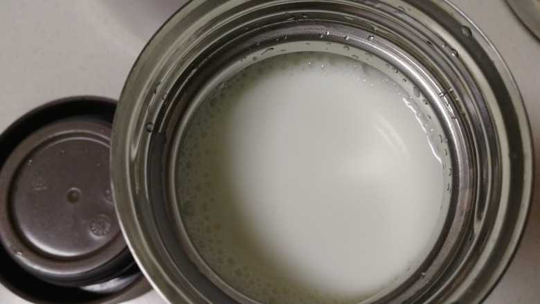 手工酸奶,牛奶倒入焖烧杯，用勺子舀些牛奶，滴在手背上，试试温度，感觉温热不烫就可以。