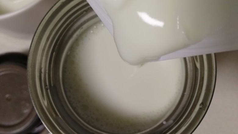 手工酸奶,倒入室温的酸奶，搅拌均匀。