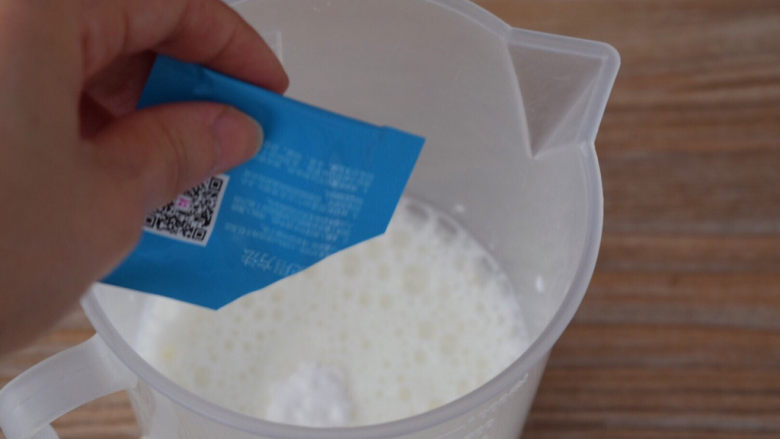 手工酸奶,加入酸奶发酵菌