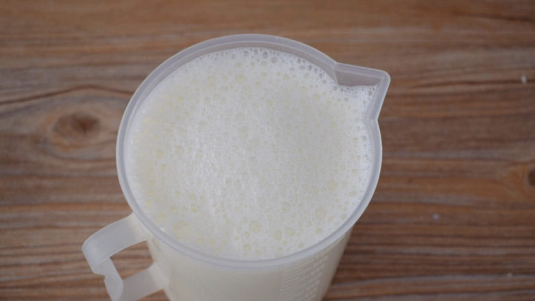 手工酸奶,再加入剩下的纯牛奶，搅拌均匀
