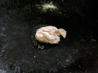 黄花菜炒肉丝,锅中加入热油，加入鸡胸肉滑炒