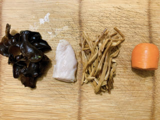 黄花菜炒肉丝,主要食材如图所示示意，木耳、鸡胸肉、黄花菜、胡萝卜一小段。