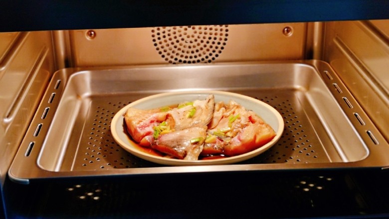 清蒸鸦片鱼,腌制好的鱼头蒸8-10分钟即可。