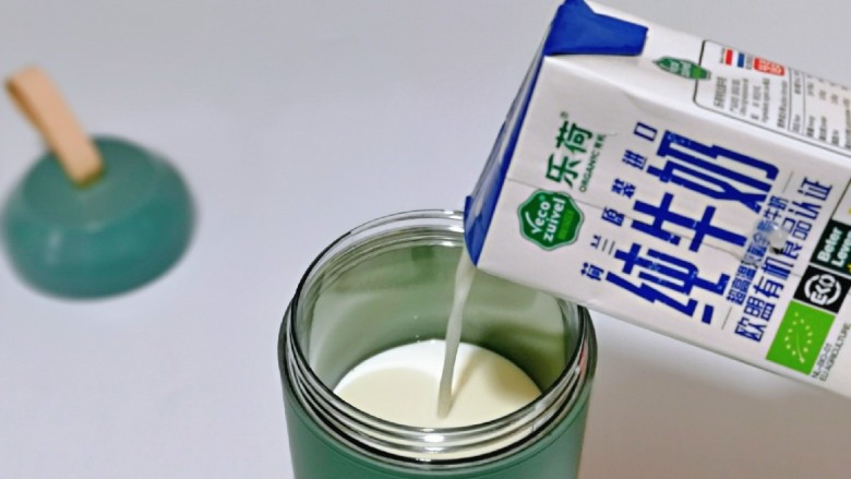 手工酸奶,消毒后的酸奶杯将水分擦干，加入纯牛奶。