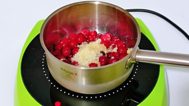 手工酸奶,我们准备开始熬蔓越莓果酱，洗干净的蔓越莓加入奶锅中，再加入<a style='color:red;display:inline-block;' href='/shicai/ 866'>冰糖</a>，1小勺纯净水，小火慢熬。