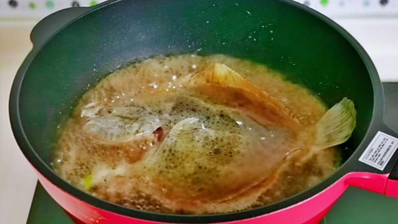 红烧多宝鱼,加入纯净水。
