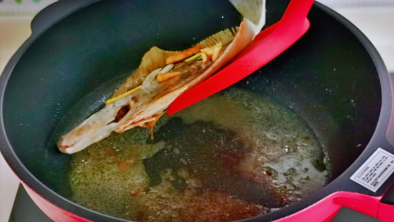 红烧多宝鱼,小火煎至微黄。（煎鱼的锅很重要，一定要不粘锅）