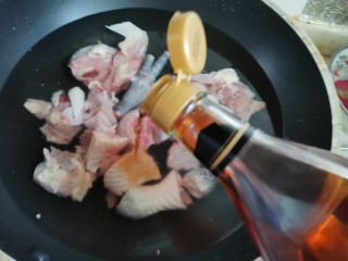 油豆腐烧肉,鸡肉洗干净冷水下锅，加入料酒煮出血末