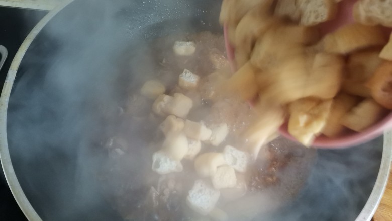 油豆腐烧肉,炖5分钟左右，下入油豆腐继续炖至油豆腐吸满汤汁，汤汁收干