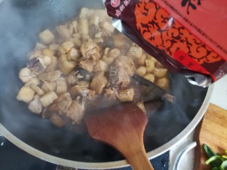 油豆腐烧肉,加入适量的五香粉