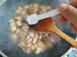 油豆腐烧肉,加入适量的盐