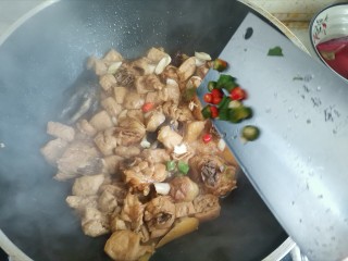 油豆腐烧肉,下入青红椒翻炒均匀即可出锅
