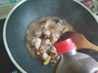 油豆腐烧肉,加入半勺老抽