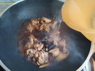 油豆腐烧肉,加入适量的水，大火炖起来