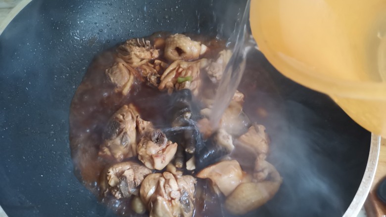 油豆腐烧肉,加入适量的水，大火炖起来